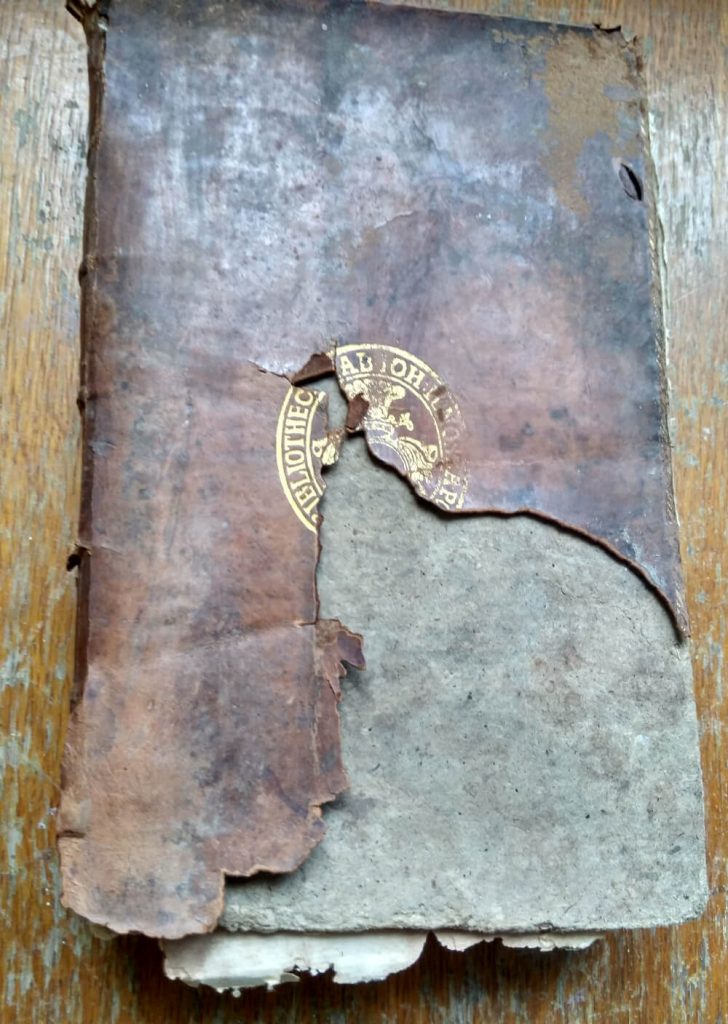 Книга із тисненим суперекслібрисом з родовим гербом Любомирських, що зберігається у Рівненському краєзнавчому музеї